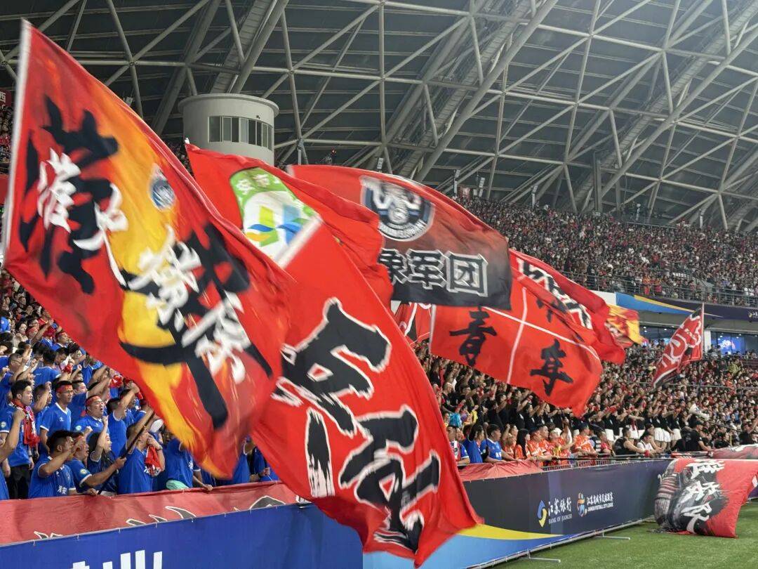 跨国对决燃情开战，球迷热情高涨的简单介绍