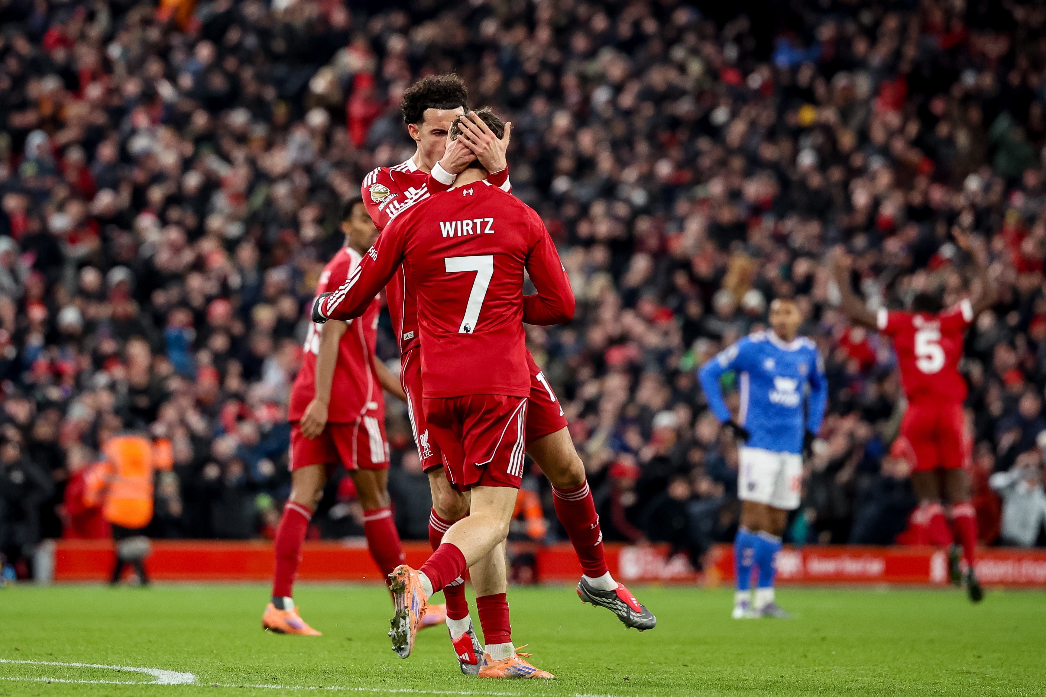 包含曼城主场负利物浦，英超豪门劲敌难受挫的词条