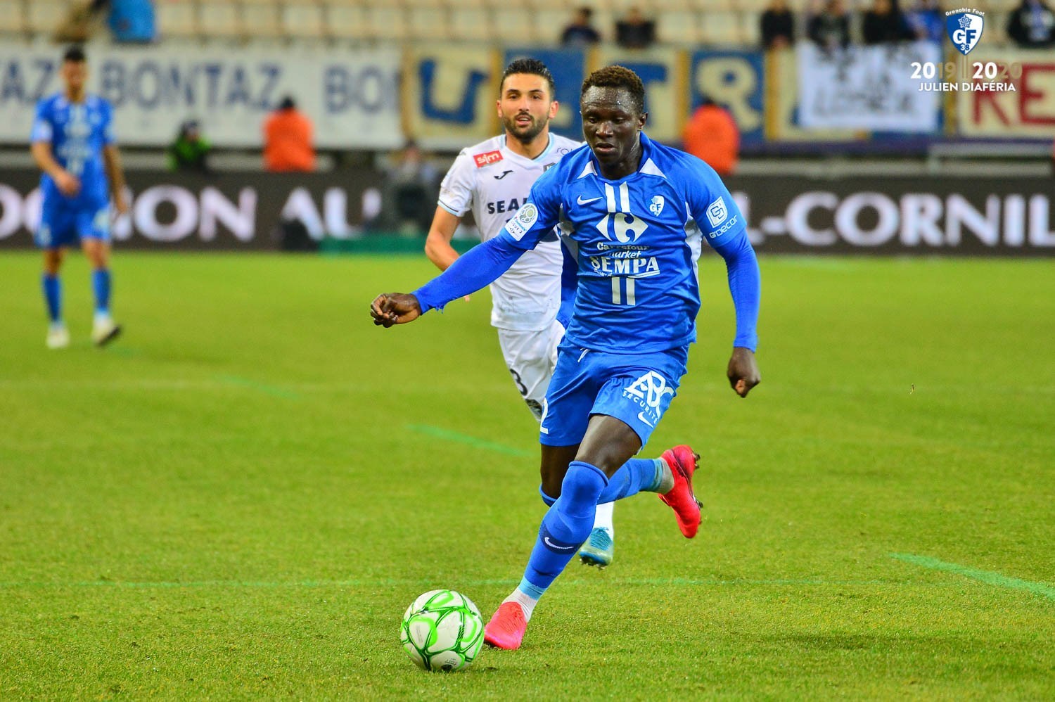 关于瓦朗谢纳突围成功，展示强悍实力的信息